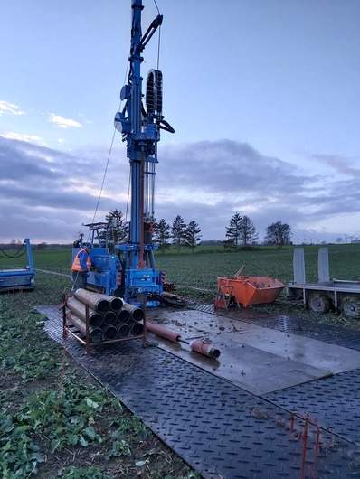 Bohrgerät Nordmeyer DSB 1/4 mit abgesperrtem Arbeitsbereich auf einem Feld