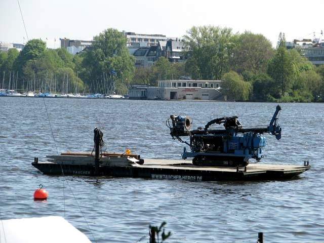 Bohrgerät auf einem Ponton auf der Alster